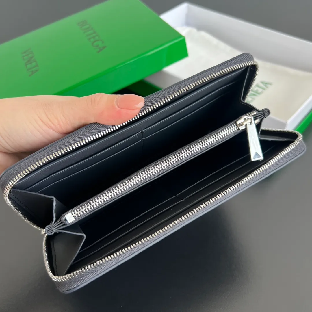 #Bv New Fine Woven Wallet 814680 The beloved small braid is back🎈Made of cowhide braid, soft, comfortable and textured. The detailed internal partition design and high-quality lining material ensure the durability and orderliness of the wallet. It can store cash/cards and other small items. It is very practical. It is enough to take it with you when you go out. This wallet is definitely your best choice. Size: 19x10x2 P1000